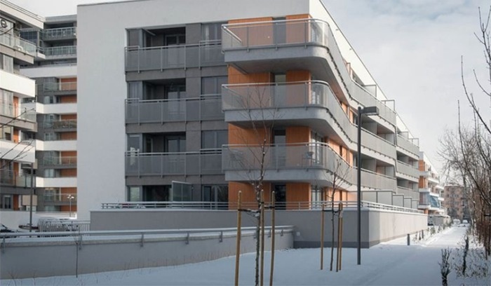 Nowoczesny blok w zimowej scenerii